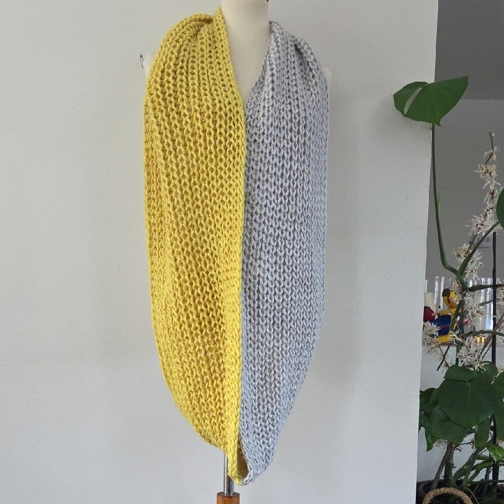 LOFT Yellow and Gray Knit Accessory